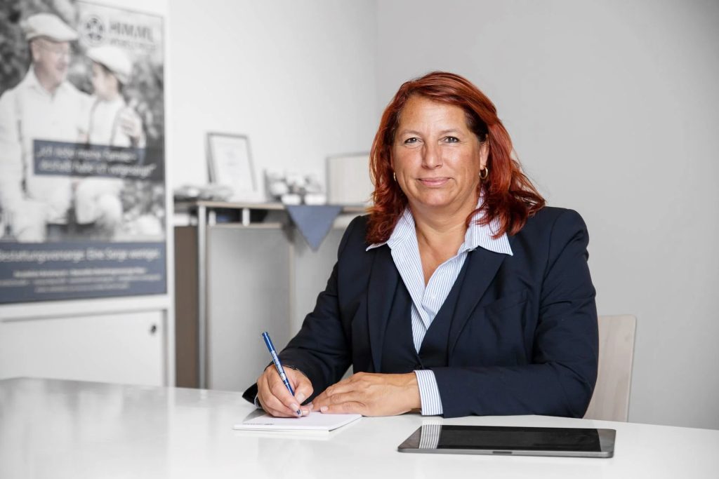 Birgit Sahrmann am Schreibtisch