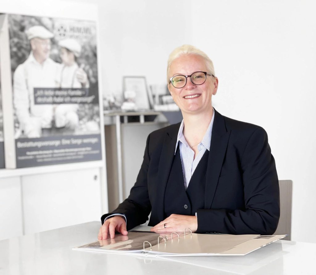 Norma Weidemann am Schreibtisch