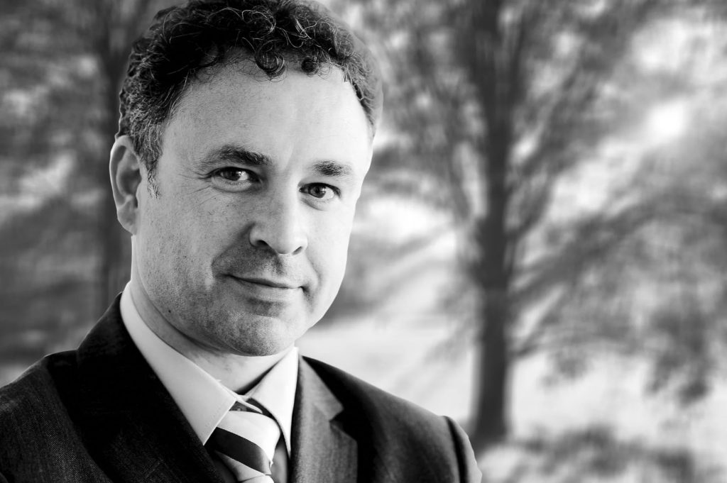 HIMML VORSORGE Partner Roland Konrad schwarz weiss Portrait