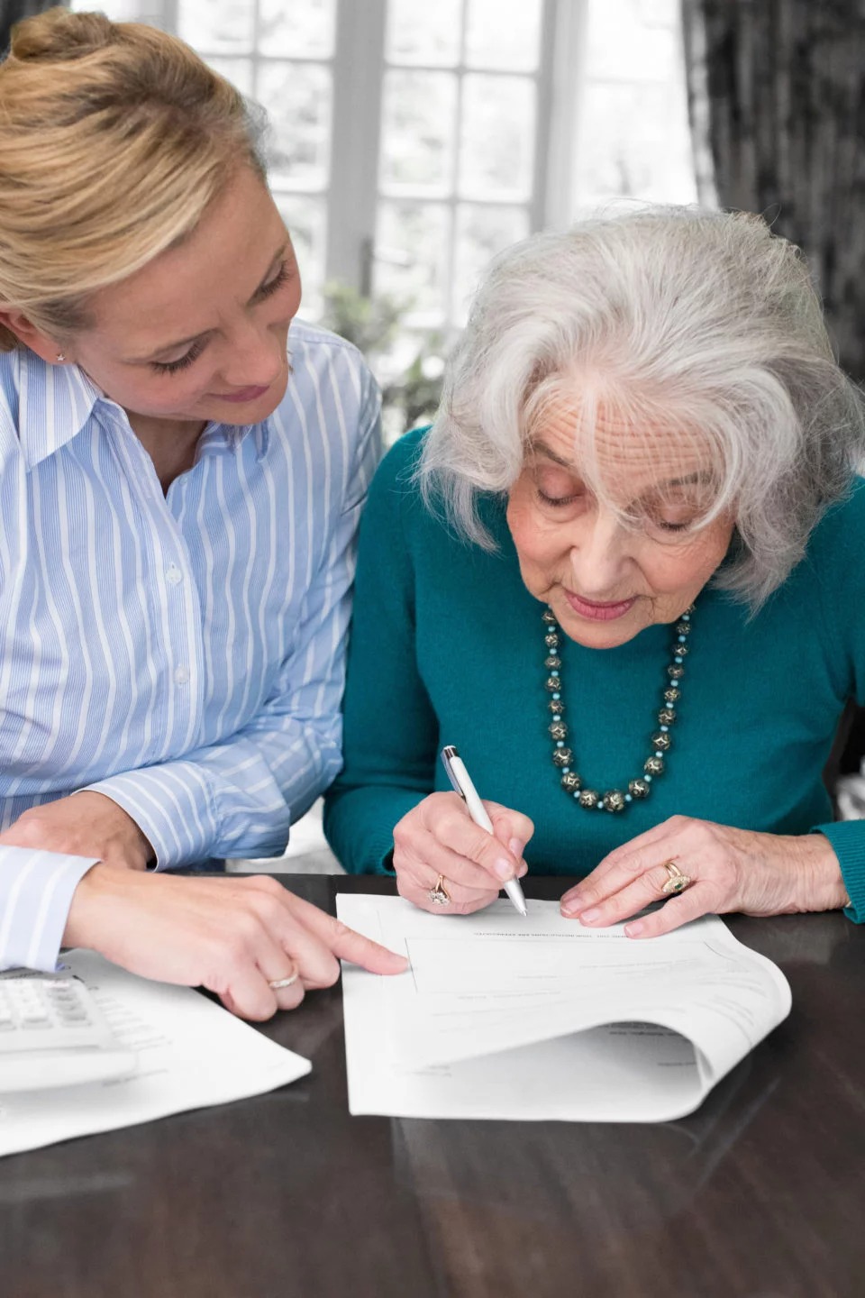 Rentnerin während der Vorsorgeberatung
