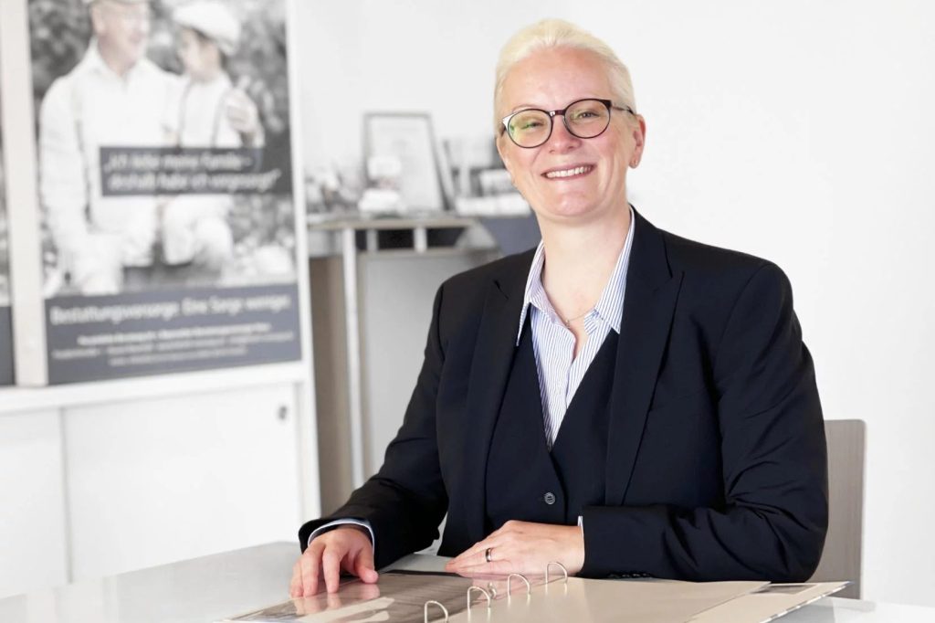 Norma Weidemann am Schreibtisch